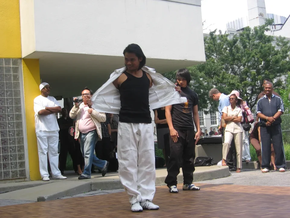โทนี่จาสาธิตศิลปะการต่อสู้ที่ Museum of the Moving Image · 20 สิงหาคม 2006